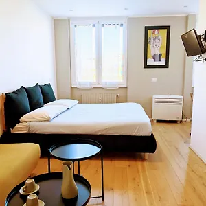  Apartment Dame
